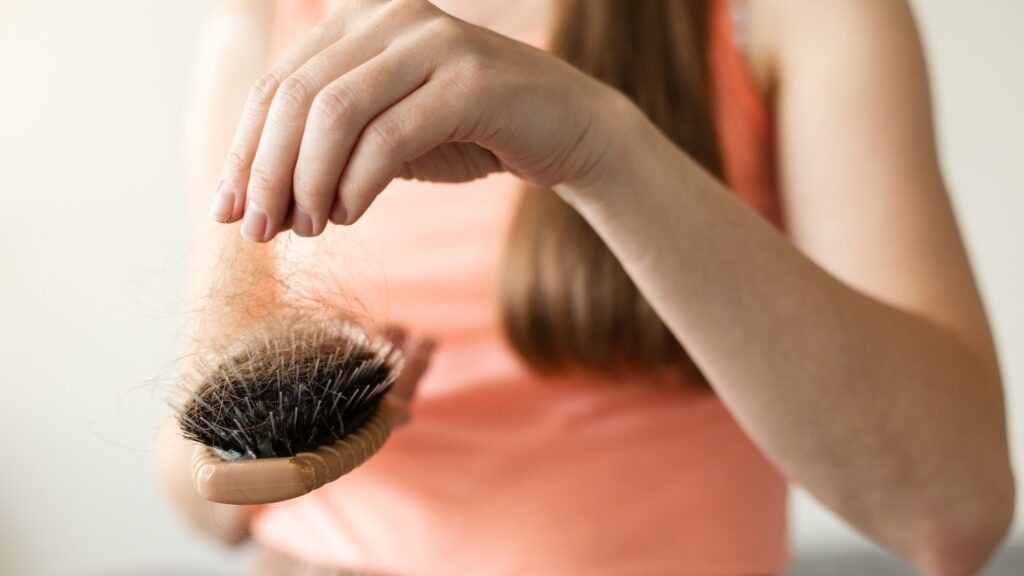 Nadmierne wypadanie włosów – jak je zatrzymać?